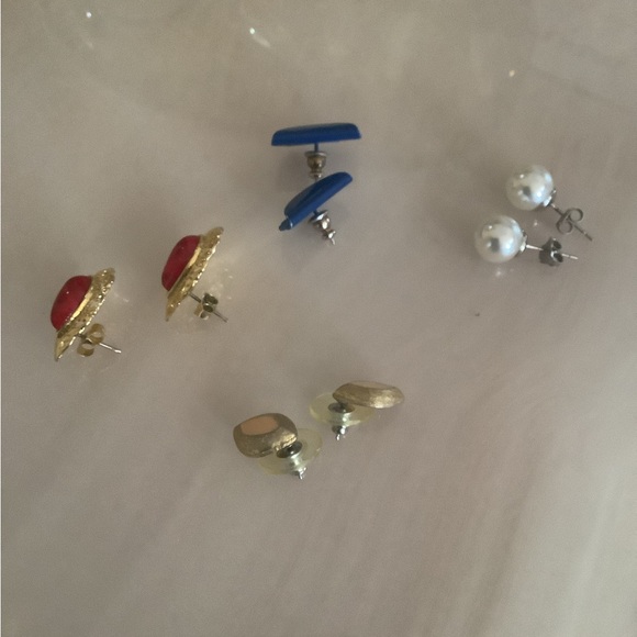 Earring bundle 4 pair red gold blue gold pearl all studded all have backs - Picture 7 of 8
